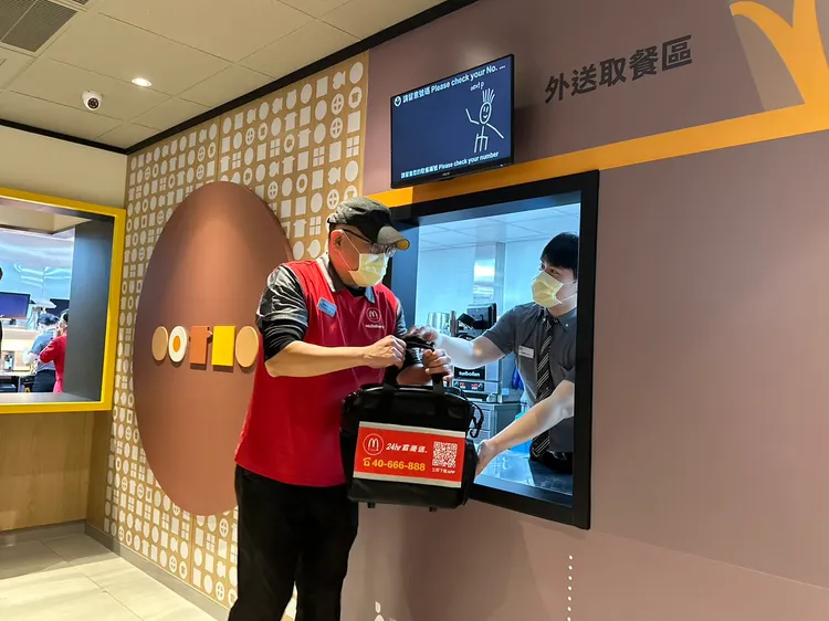 室內型專屬外送取餐窗口。陳怡文攝