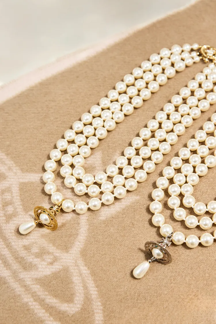 經典Pearl Drop立體土星吊墜三層珍珠項鍊，2萬5600元。品牌提供