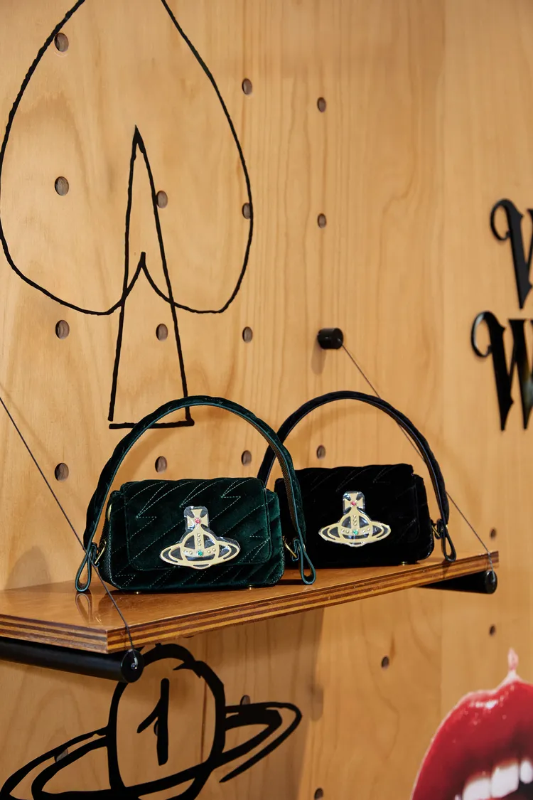 Hazel菱格絨布肩背包，2萬8800元。品牌提供