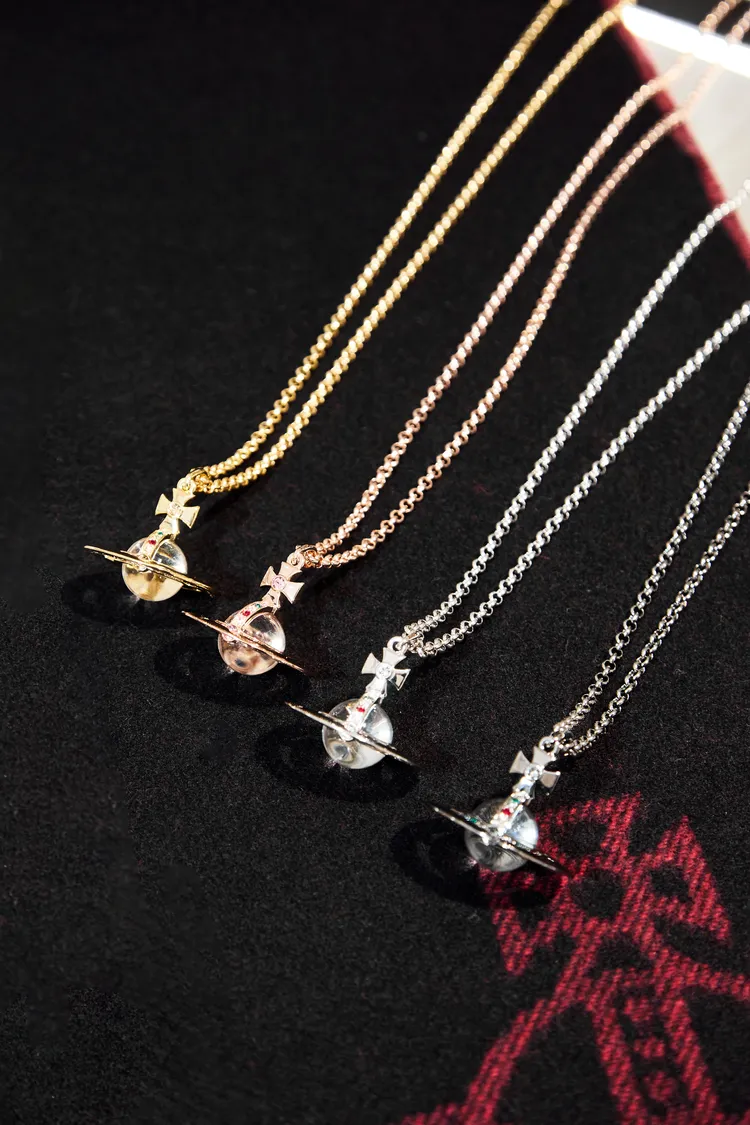 3D Saturn立體星球項鍊，1萬3800元。品牌提供