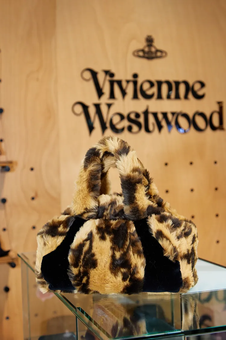 Yasmine豹紋手提包，2萬2300元。品牌提供