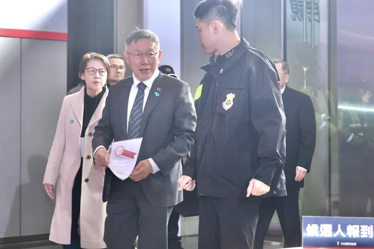 競選總幹事黃珊珊傍晚跟柯文哲抵達電視台。林林攝