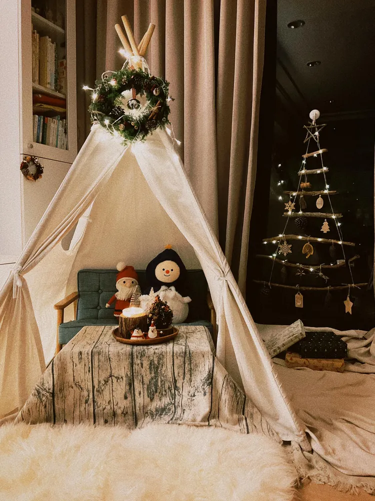 沙發抱枕/毛毯/圖騰桌巾，讓空間的立體感大加分。業者提供