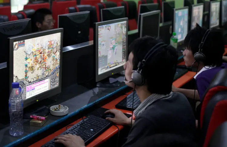 上海民眾在網咖玩線上遊戲。路透社
