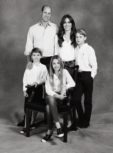 英國王儲威廉王子與王妃凱特的2023年聖誕賀卡中，夏綠蒂公主（中）坐在椅子上。翻攝IG/hrhprincegeorgeofwales