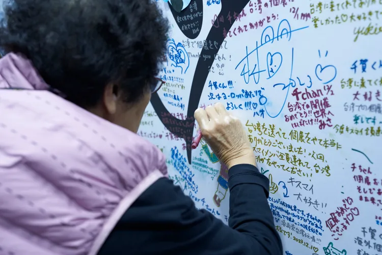 Kis-My-Ft2阿嬤鐵粉在簽名板留言。大鴻藝術提供