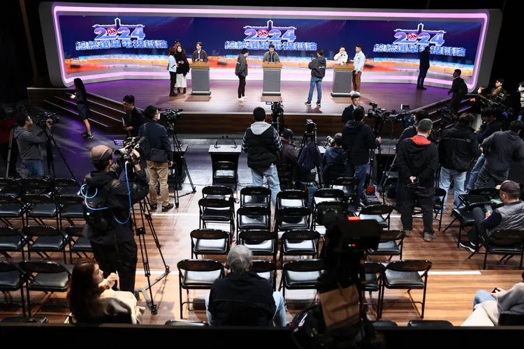 三方陣營派員到辯論會攝影棚勘景。彭欣偉攝