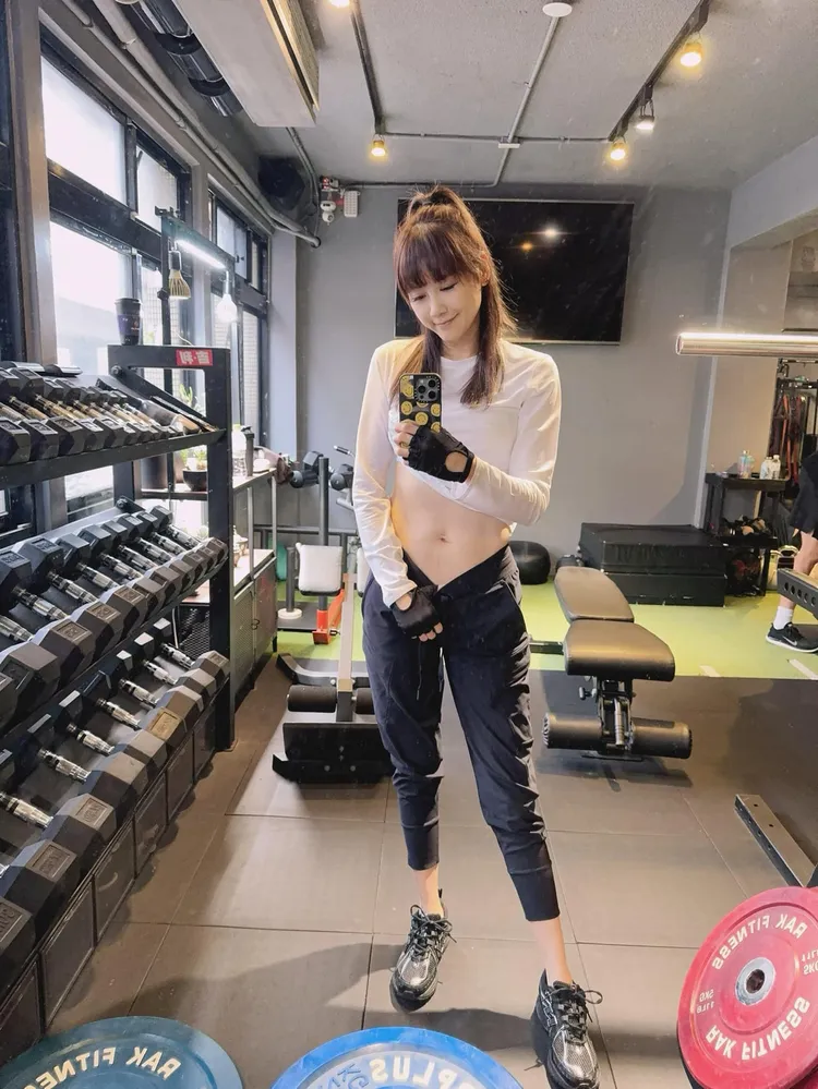 嚴立婷秀出自己努力健身的成果，「史上最無情的就是腹肌了，你不理它，它不理你。」翻攝嚴立婷臉書