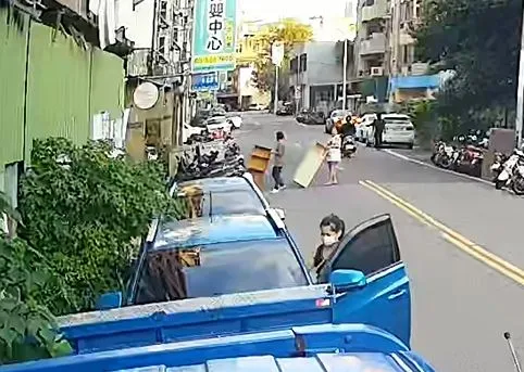 兩少年任意棄置大型家具被監視器錄下。竹市環保局提供