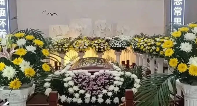 網路流傳周海媚棺木照，網友怒批殯葬業者造假蹭熱度。翻攝網路