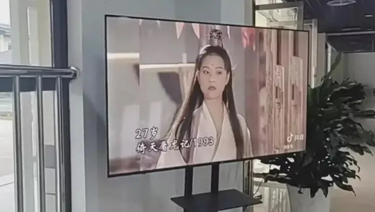 假靈堂影片還安排了螢幕播放周海媚經典戲劇。翻攝網路