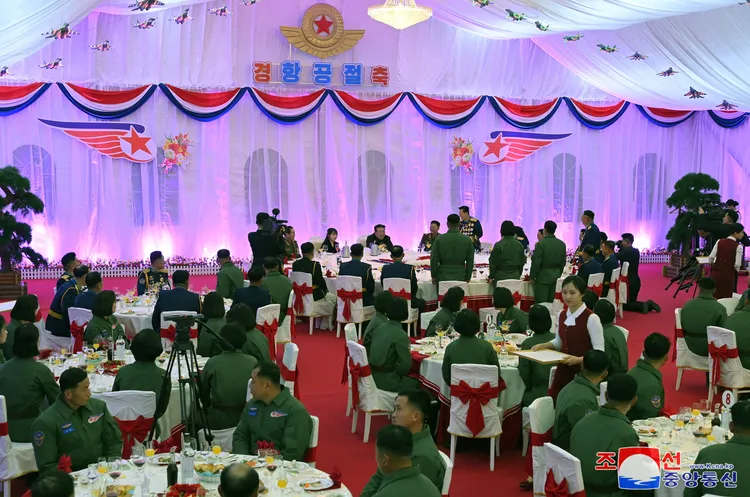 宴席間的北韓女軍人全是短髮。路透社