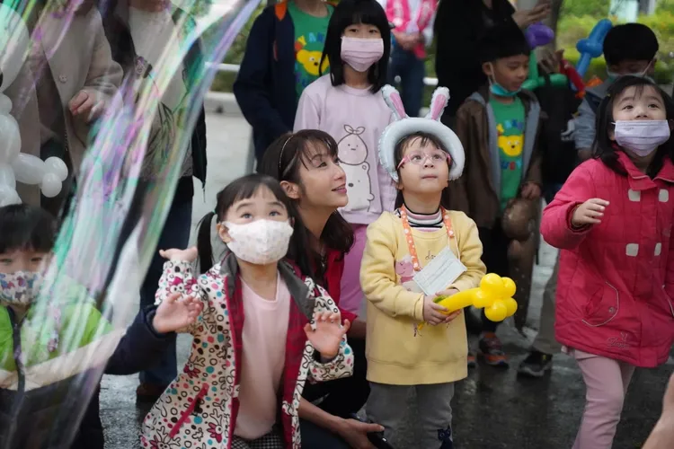 許淑華知道養育小孩不容易，未來前進立院將提高公托比。翻攝許淑華臉書