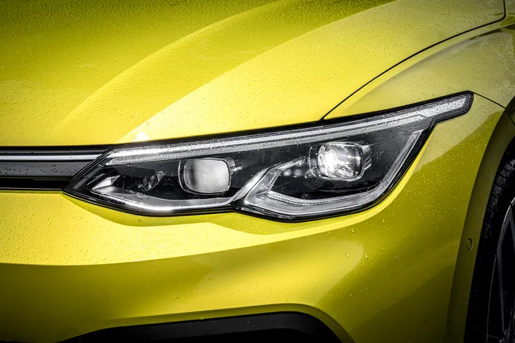 24年式Golf在280 eTSI R-Line以上車型，更升級採用IQ.LIGHT智慧燈組。原廠照片