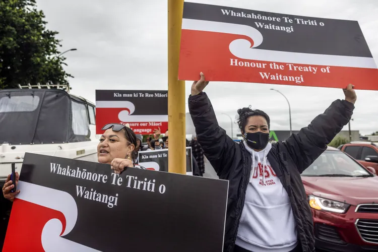 抗議者舉著「尊重條約」的標語，要求政府遵守懷唐伊條約。美聯社