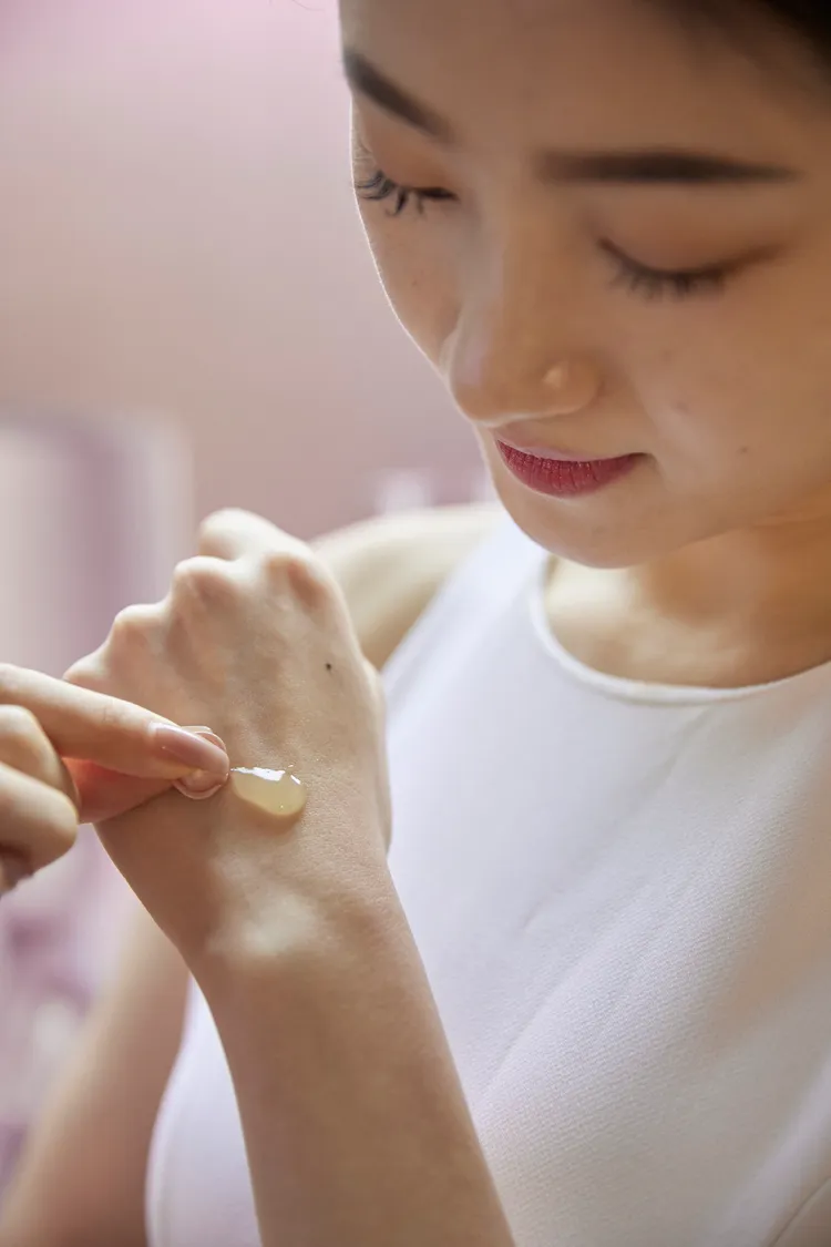 HPR玫瑰金抗痕膠囊質地輕潤好吸收。品牌提供