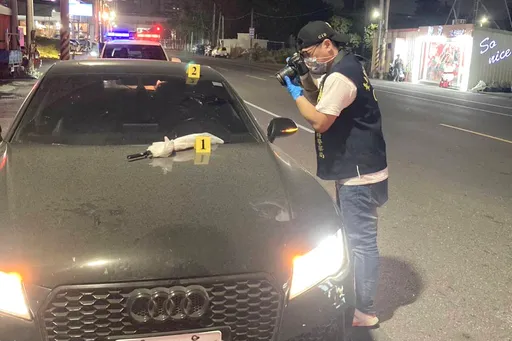 Audi绿灯不走遭叭!还忽快忽慢挑衅 惹错人惨遭3煞拦车砸窗