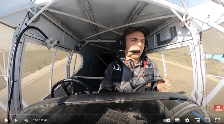 雅各起飛之初就穿好降落傘。翻攝YouTube@trevorjacob