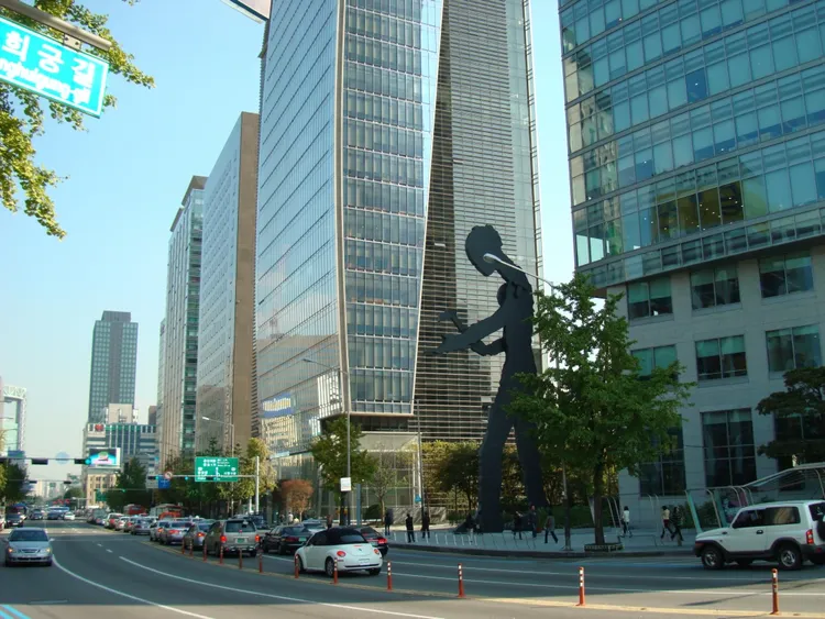 首爾街頭「打鐵匠」是同類作品中最大一座。翻攝波羅夫斯基官網