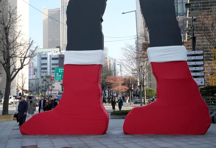 打鐵匠的腳上也穿了紅靴。美聯社