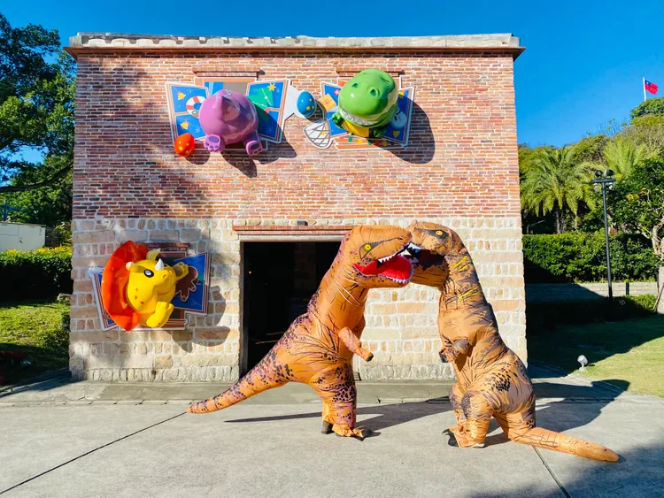 淡水古蹟博物館即日起至12/31，在粉絲專頁同步舉辦全臺首次跨縣市的的「四大恐龍聯合放閃」線上活動，滿足條件即有機會獲得熱門商品。館方提供