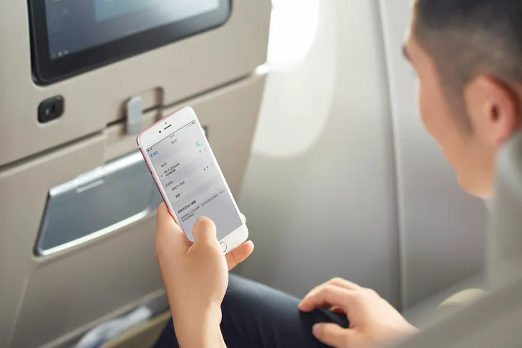 華航目前777、A350、A321neo等新世代機隊皆配備機上Wi-Fi無線網路。業者提供