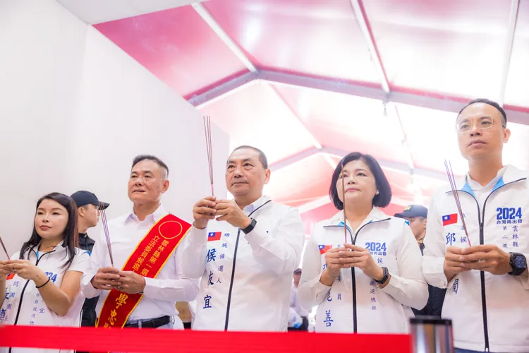侯友宜在張麗善、張嘉郡、丁學忠、邱良閱等人陪同下，到廟宇參拜。侯友宜競總提供
