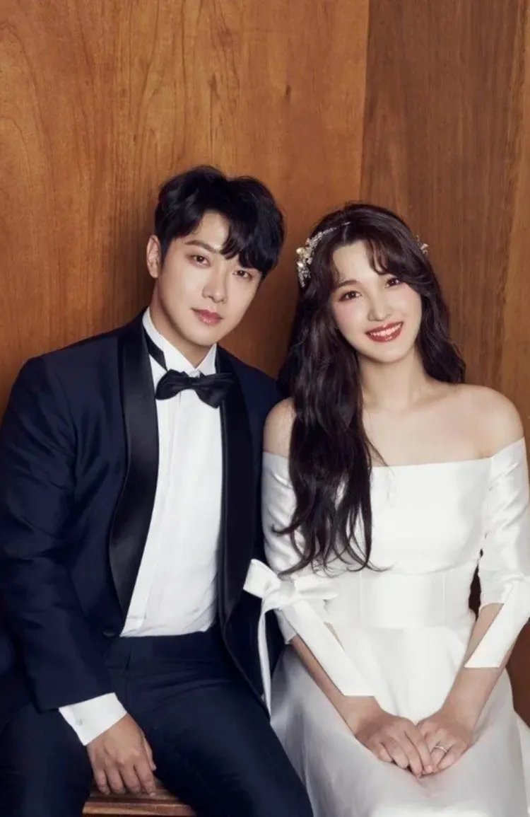 金律喜（右）20歲時嫁給崔敏煥，婚姻只維持5年多。翻攝FNC娛樂