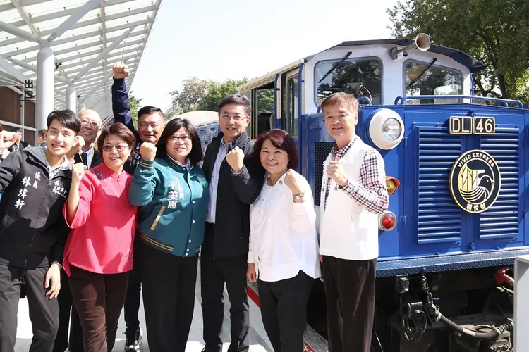 現場來賓與栩悅號合影紀念。嘉市府提供