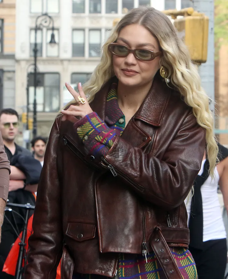 吉吉哈蒂德10月攝於紐約街頭。路透社