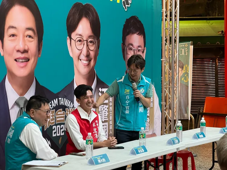 江肇國與林浤澤回想起過往共識的點滴，開心的都笑了起來。翻攝畫面