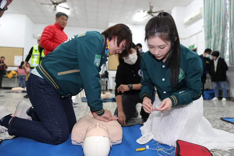 鄭家純(右)出席彰化縣防災協會救護推廣活動，與民進黨立委黃秀芳(左)一起學習操作CPR。翻攝自黃秀芳臉書