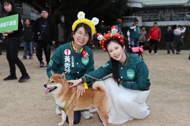 鄭家純(右)與黃秀芳戴上俏皮髮箍與「彰化汪汪隊大集合」寵物交流活動的可愛柴犬合影。翻攝自黃秀芳臉書