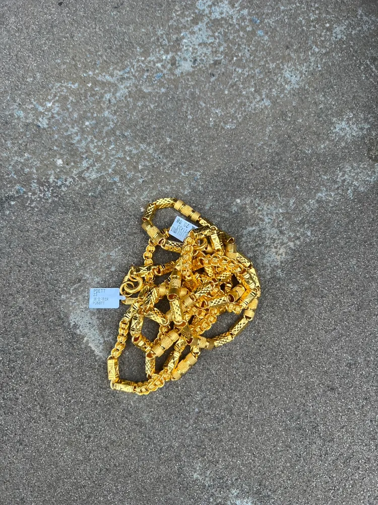 被搶走的金項鍊。中壢警分局提供