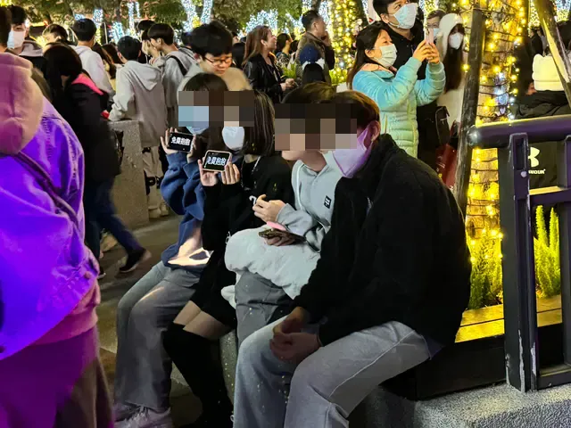 有網友認為，這些提供免費抱抱的年輕人，實際上根本不清楚Free Hugs運動的用意。翻攝自論壇Dcard