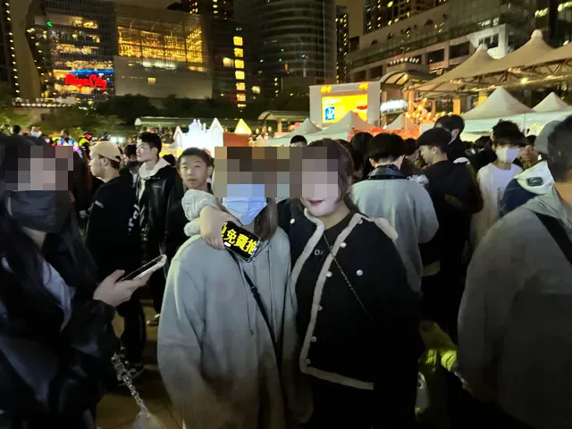 原PO問說，一堆年輕人要免費抱抱到底是何用意。翻攝自論壇Dcard