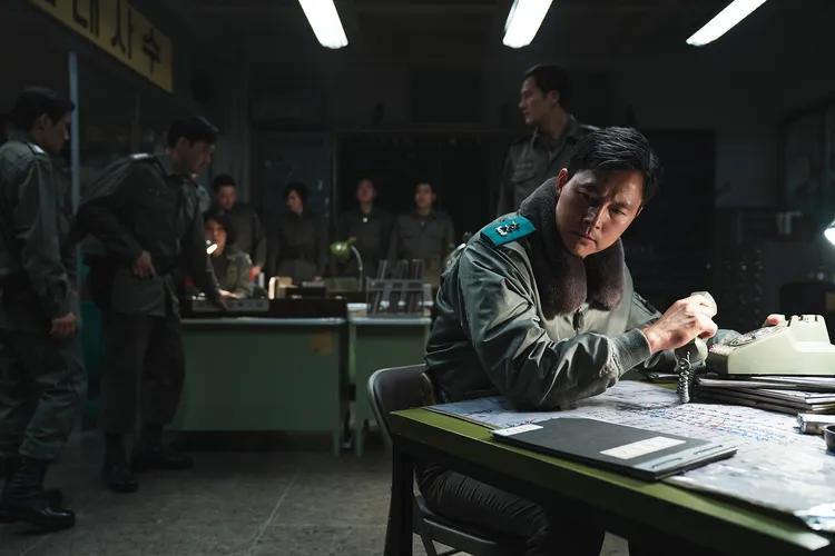 鄭雨盛在《12.12：首爾之春》飾演正義的首都警備司令官。車庫娛樂提供