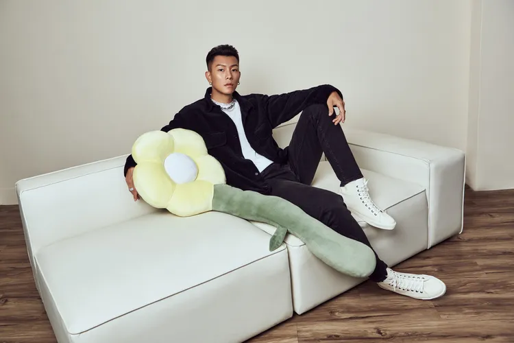 可愛花朵抱枕使用舒適親膚的短絨面料，不易起毛球不易變色，更能吸濕透氣