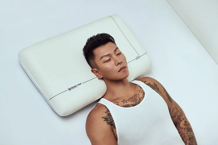 熟睡夾芯枕兩種記憶泡棉能溫定支撐也能溫柔包覆，大大提升睡眠品質