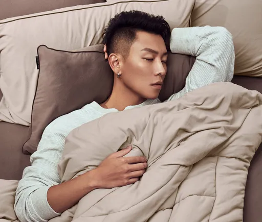 男神工作睡覺被拍 粉絲暴動:連睡著都這麼帥!