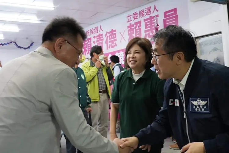 黃偉哲到場督軍，與各代表一一握手致意。賴惠員總部提供