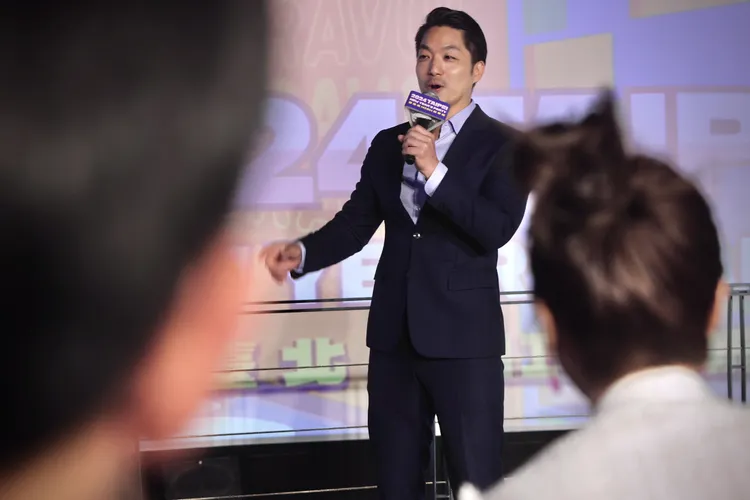 台北市長蔣萬安現場開金口唱《披星戴月的想你》。林林攝