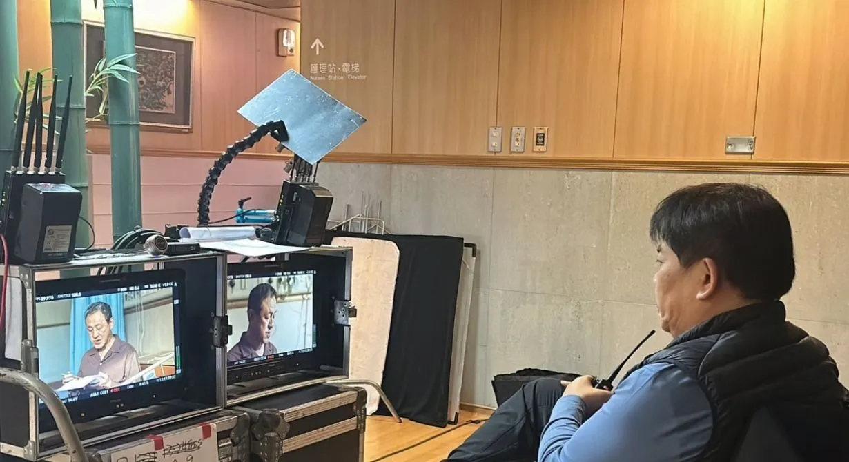 陳慕義拍攝《你好,我是誰2》,導演馮凱盯著螢幕看。大愛提供