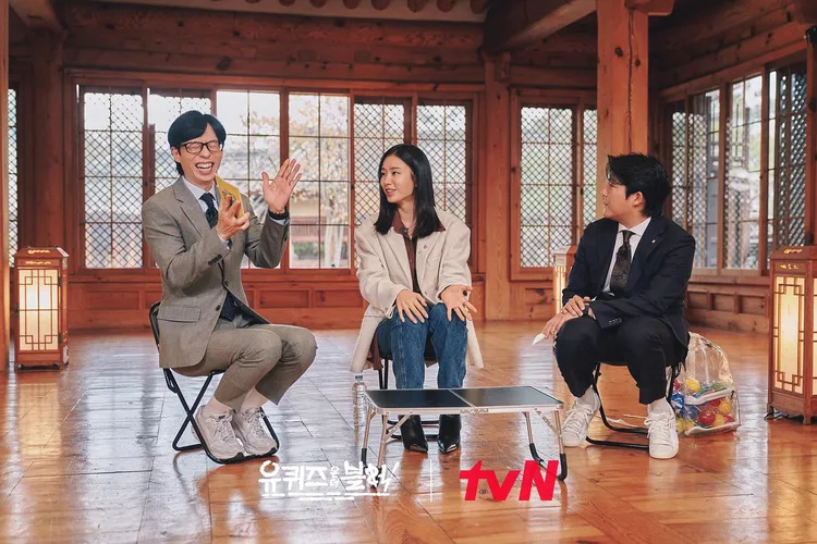 安恩真（中）作客劉在錫（左）、曹世鎬主持的《劉QUIZ ON THE BLOCK》，透露拍《戀人》時壓力大到顏面神經麻痺。翻攝tvN