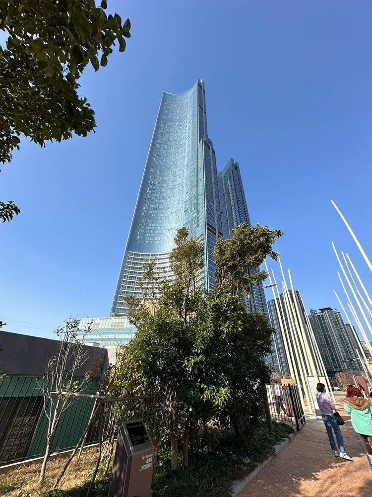 「Busan X the SKY」於2020年開幕，以100樓高成釜山新地標。陳怡文攝