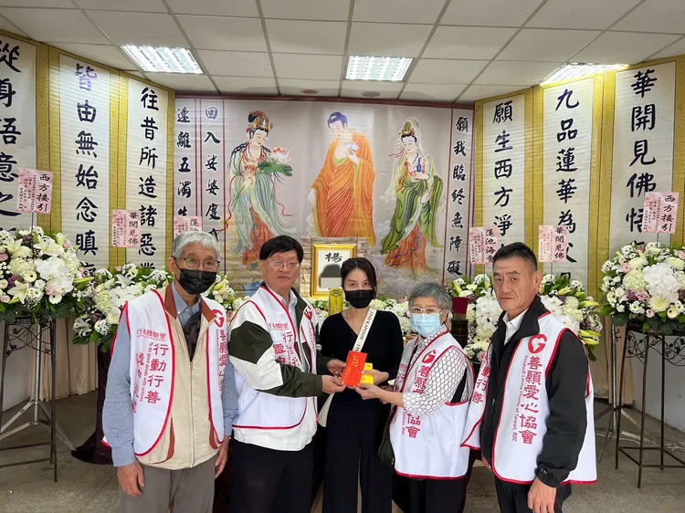 善願協會替楊女辦完母親後事。翻攝畫面