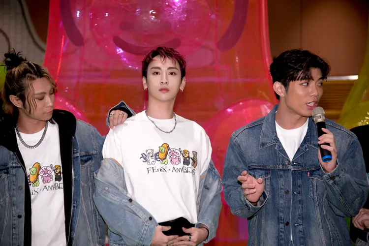 「VERA」、「FEniX」身穿潮牌衣造勢。踢帕娛樂提供