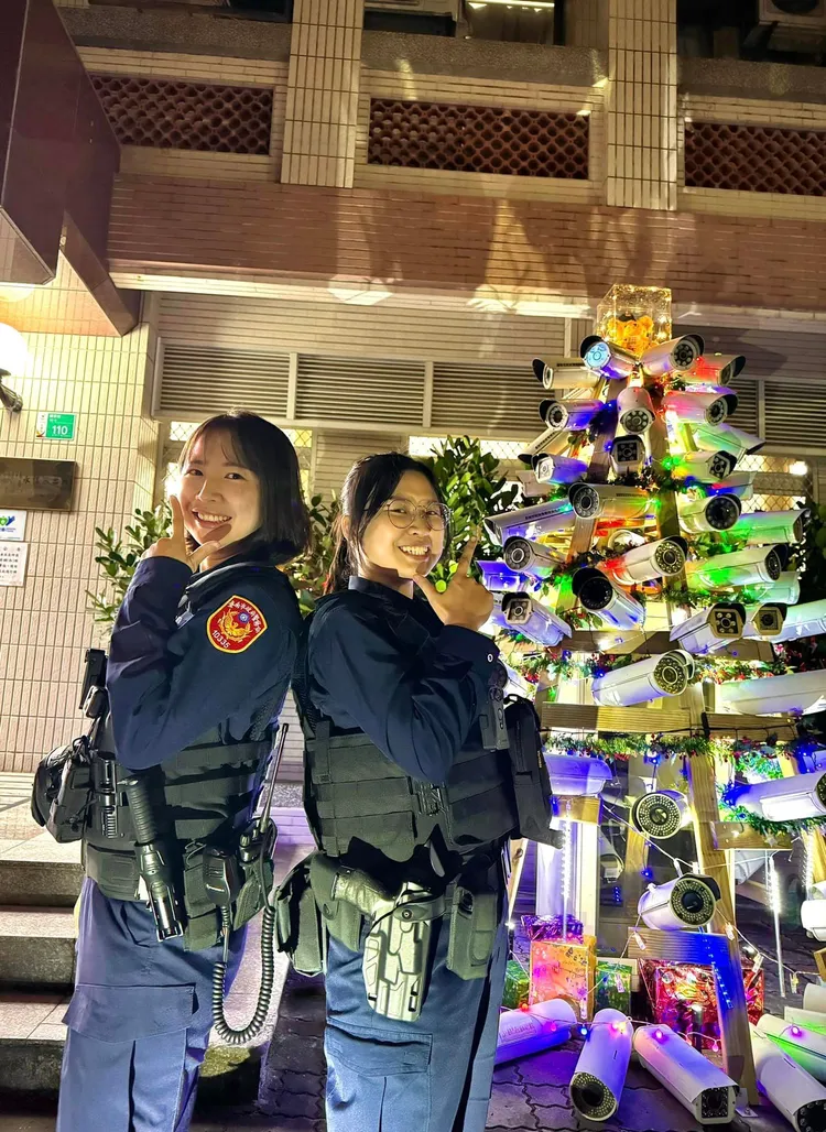 100支監視器搭成耶誕樹。翻攝臉書「永信派出所」
