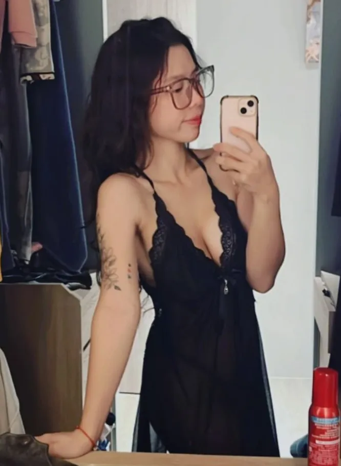 黑蕾絲性感睡衣讓王祺的火辣身材若隱若現。翻攝自王祺IG