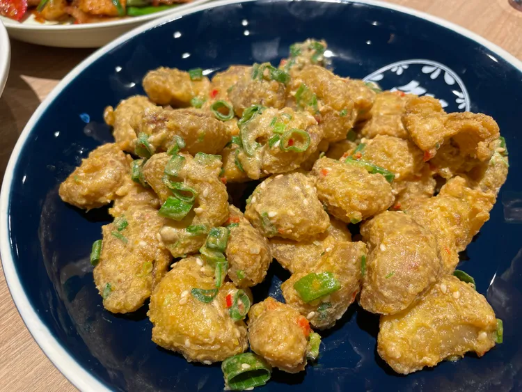 黃金元寶菱角酥。開飯提供